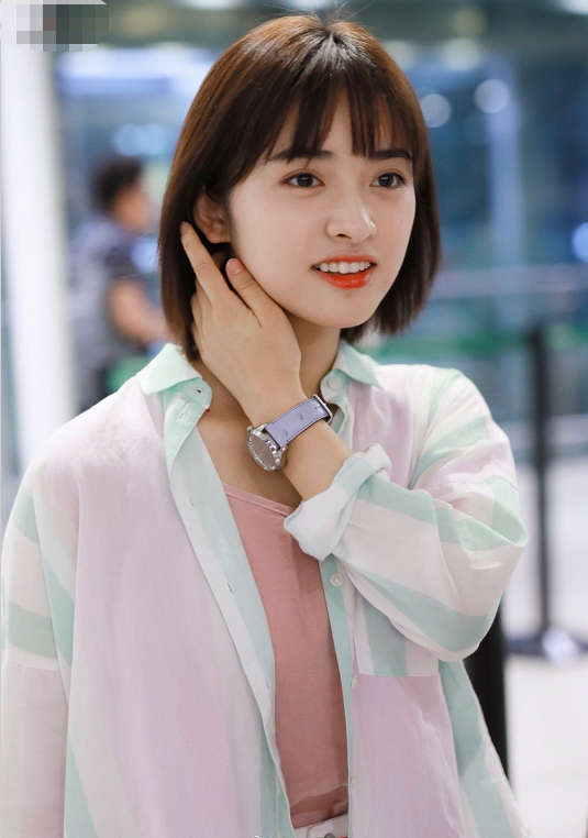 看到沈月瘦了网友们都替她开心,光看脸部沈月的颜值真是越看越叫人