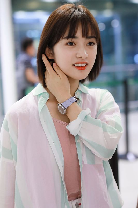 沈月梳齐刘海造型变身软萌妹子,冲着镜头甜笑活力满满