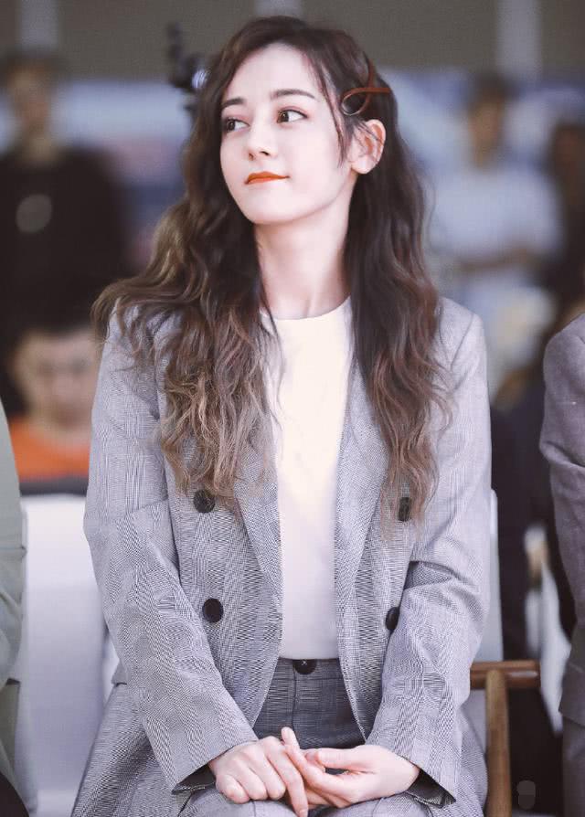 迪丽热巴化身"西装迪"酷炫登台,手扯领带咬手指超诱人,好酷