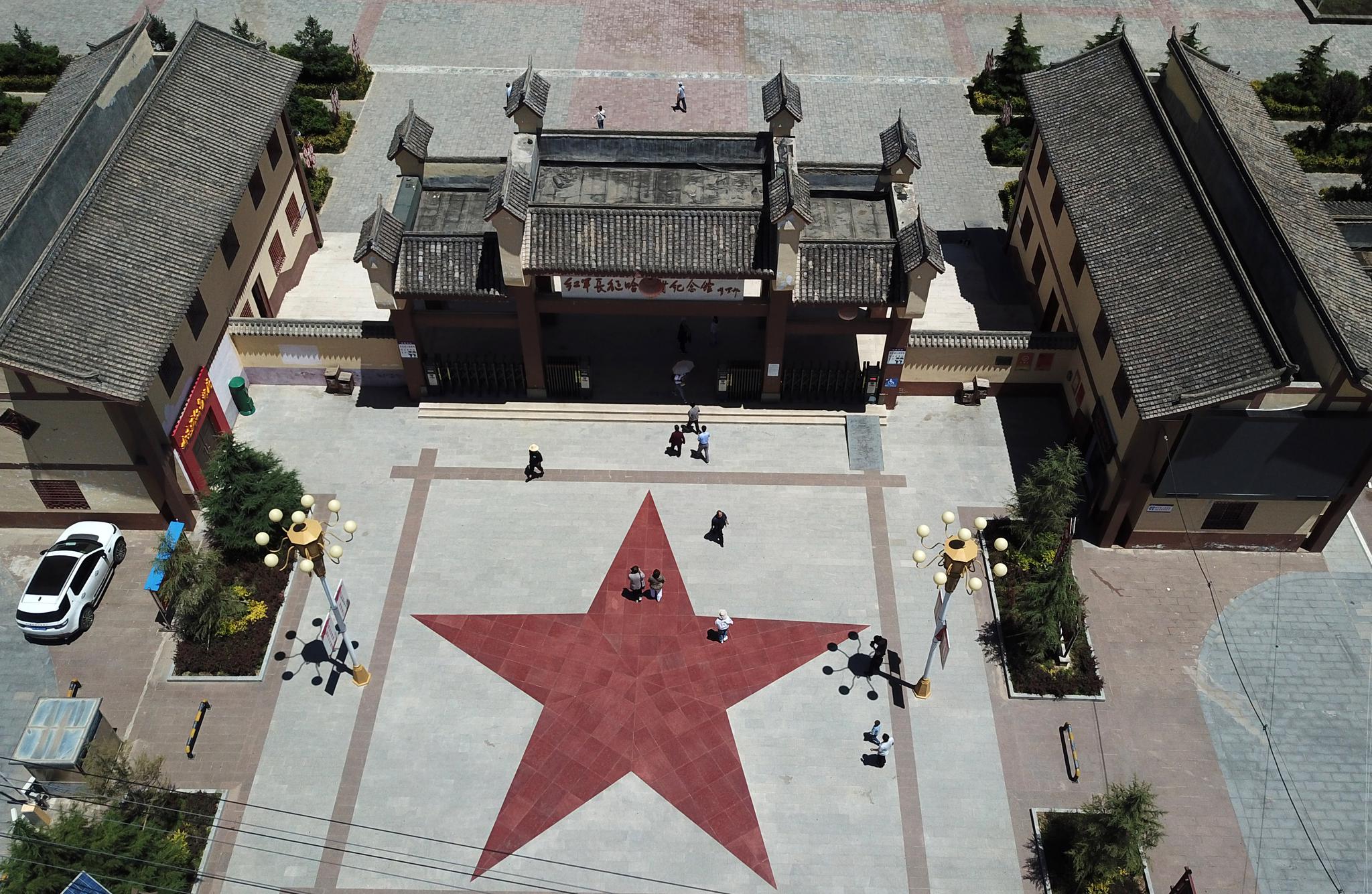 梁军,文静)正值酷暑,记者近日在红军长征会师地甘肃看到,长征纪念馆