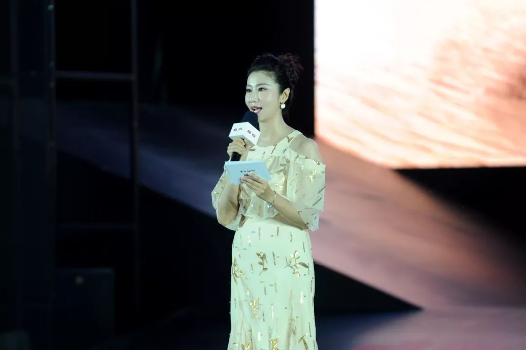 北京广播电台主持人李莉主持活动(苏雨农 摄)