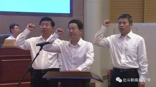 張立林(中)