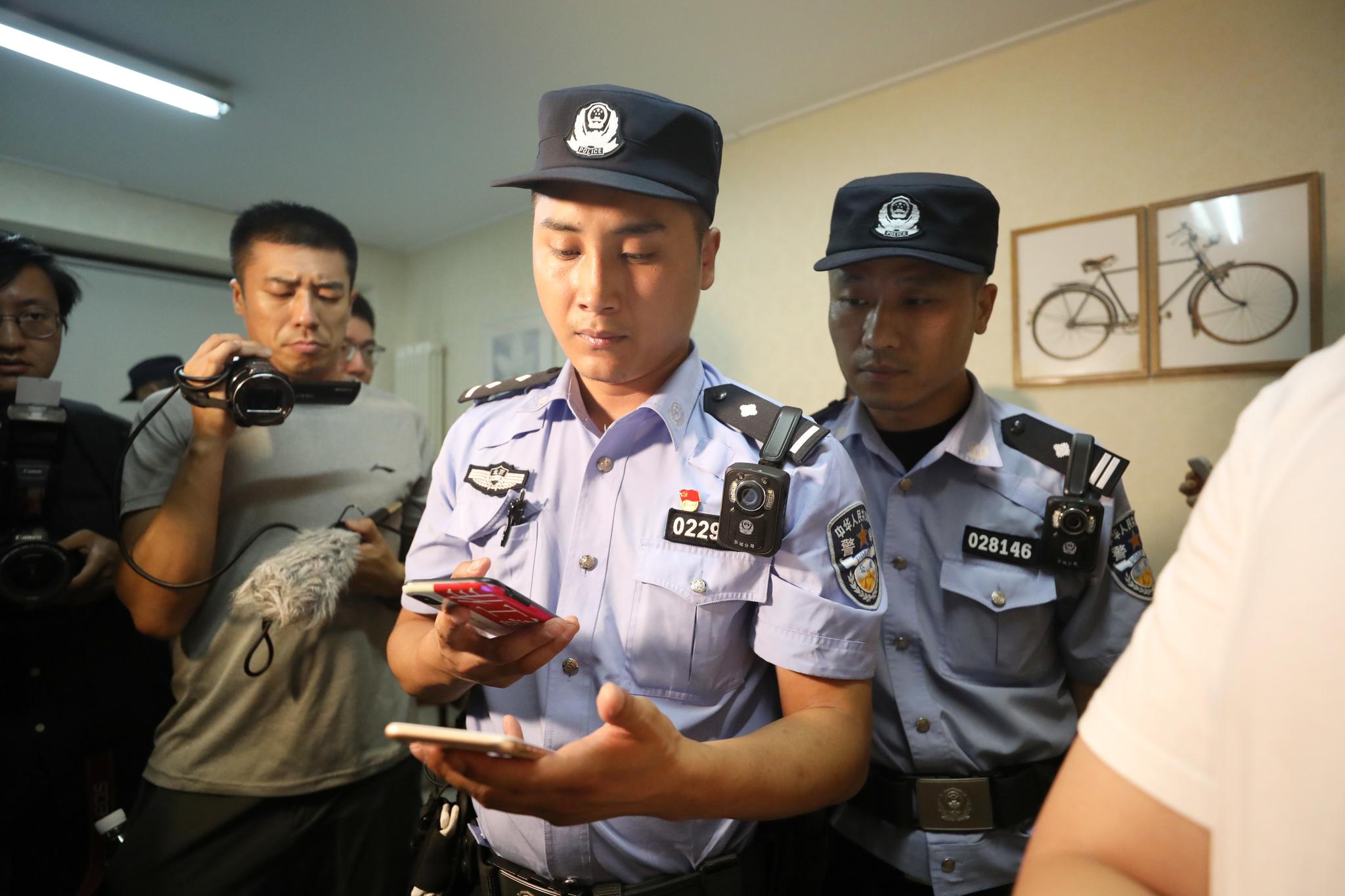 民警对住户信息进行核对。新京报记者 王飞 摄