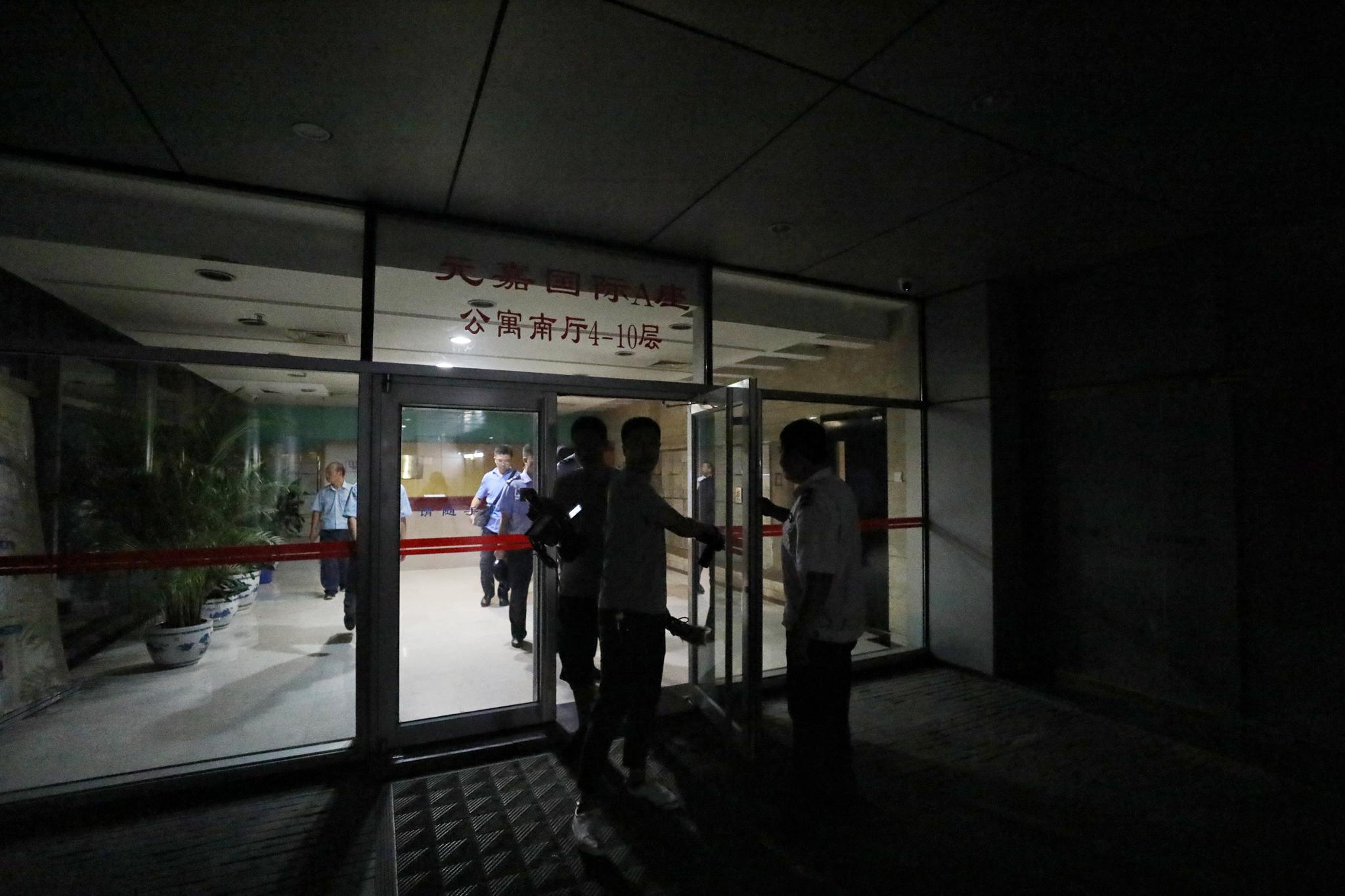 警方查处的公寓大门口。新京报记者 王飞 摄