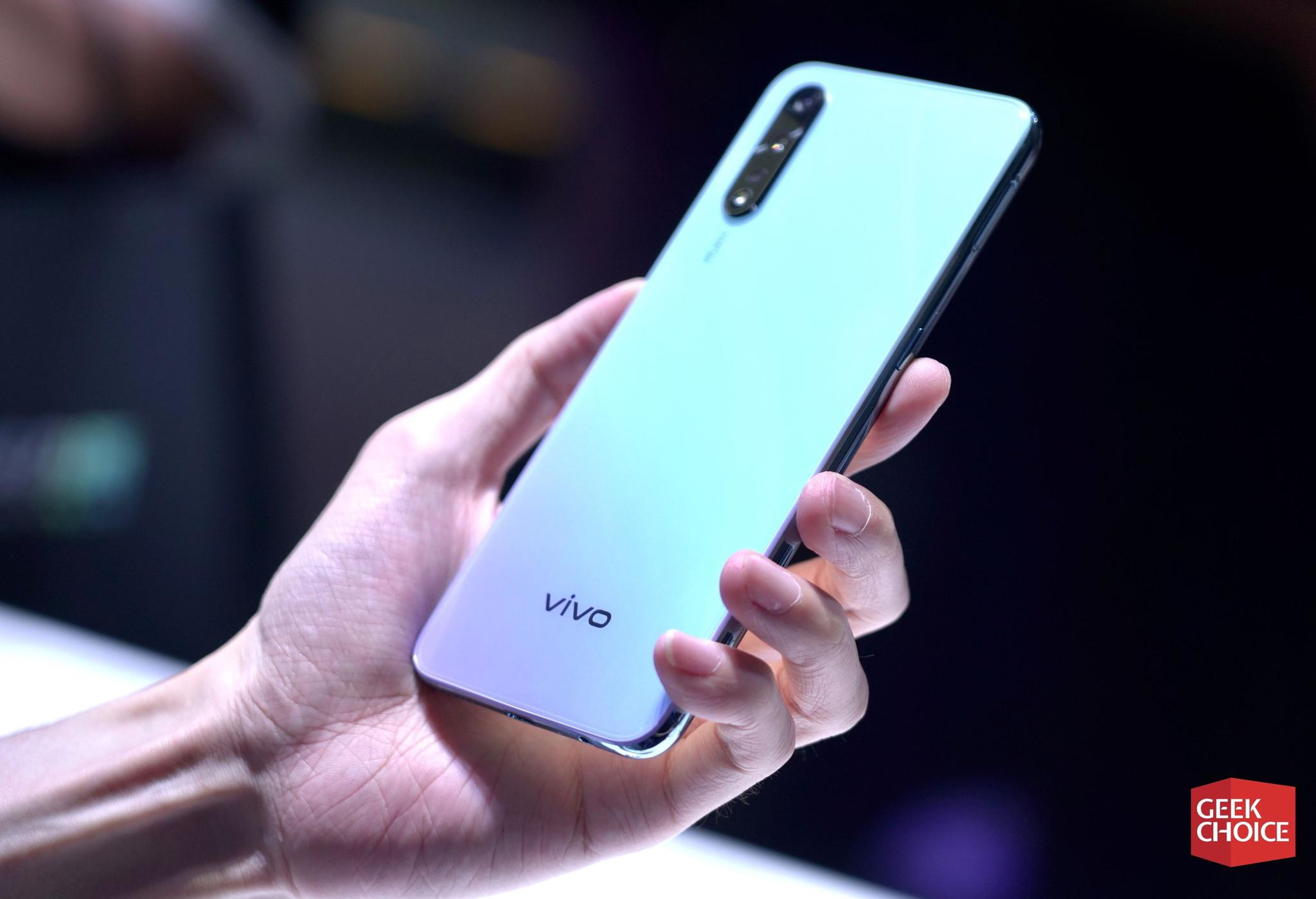 vivoz5现场体验1598元起售有屏幕指纹和4500毫安时电池