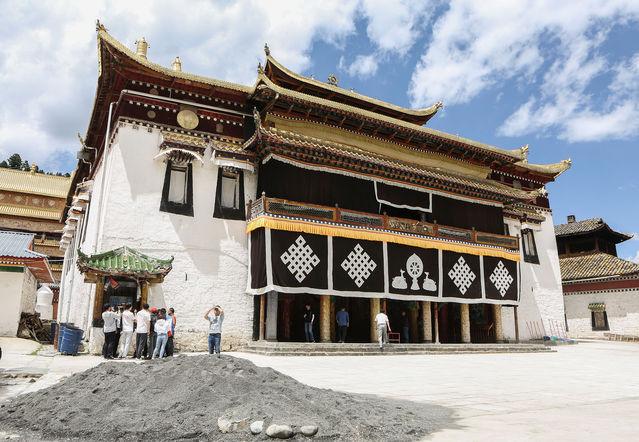 中共中央政治局在中央红军长征途中于毛儿盖地区召开了沙窝会议和毛尔