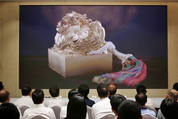 发布会上,北京冬奥徽宝典藏版(0001号,2022号),北京冬奥徽宝珍藏版