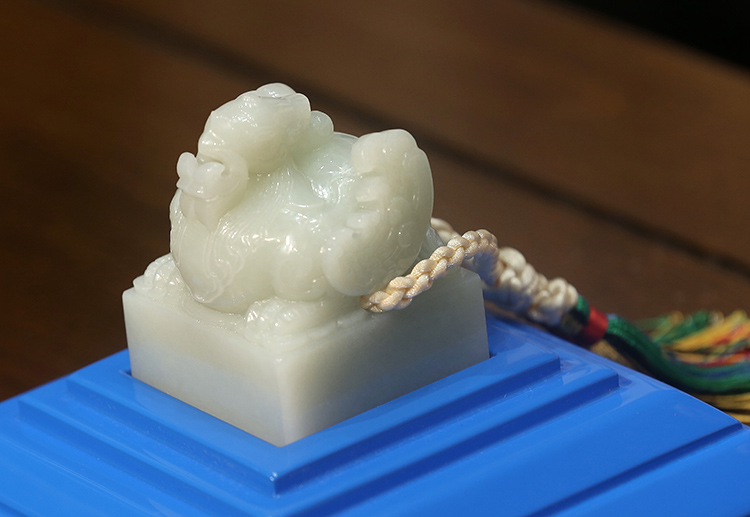 北京冬奥徽宝典藏版(和田青白玉印玺)选用了和田上等青白玉,限量发行