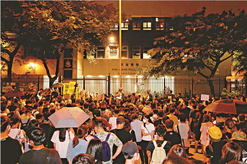 近千人30日晚包围葵涌警署叫嚣 “放人” 图自《大公报》