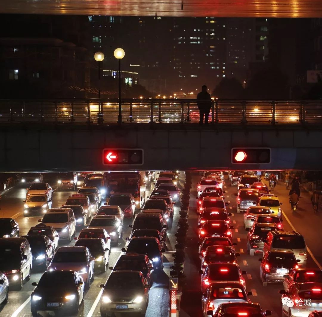 周馨杭州-2018年2月17日,农历大年初二,西湖边游客如织,断桥上人头攒