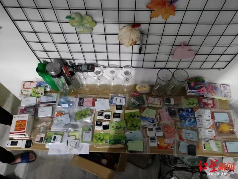 一卡通:大卖一卡通后背债20万 牵出1.65亿电信骗人案 警方缴获的涉案物品