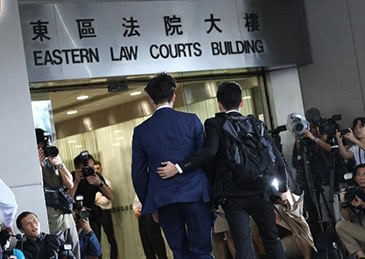 　今天（31日）上午9点左右，44名被控暴动罪的极端分子已陆续达到东区法院 图自港媒
