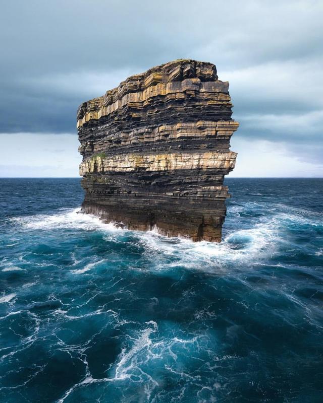 航拍风景如画的海岸盛景怪石嶙峋的海岸线