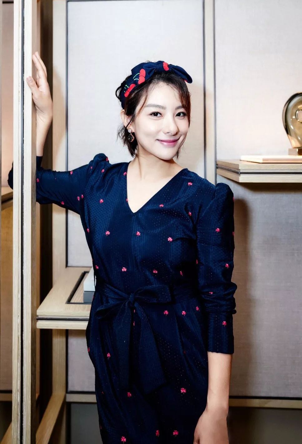 39岁刘璇戴樱桃发带减龄不够,又穿连体裤凹造型,大长腿哪像158