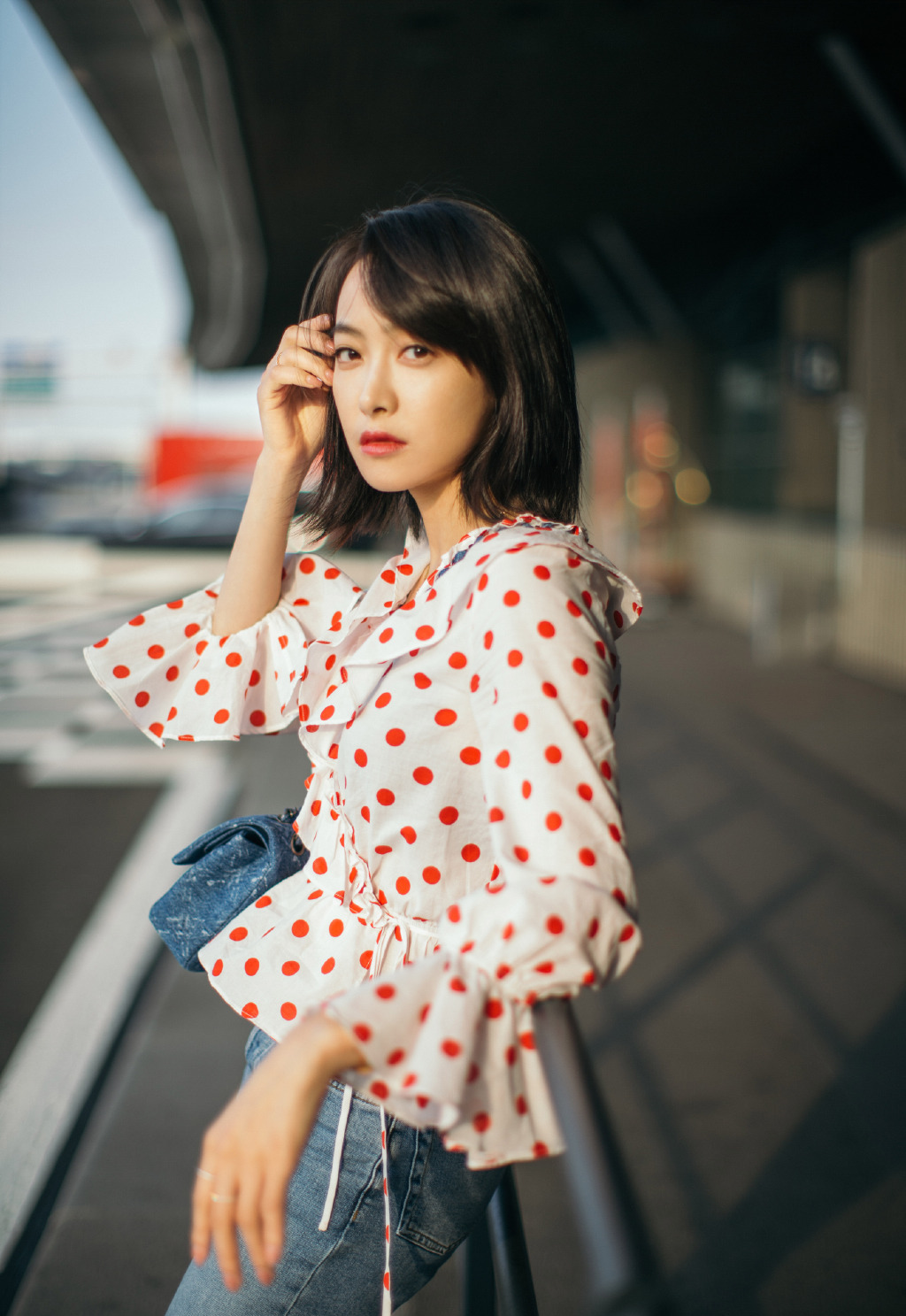 宋茜换新造型了一款波波头短发搭配上波点连衣裙减龄又时髦