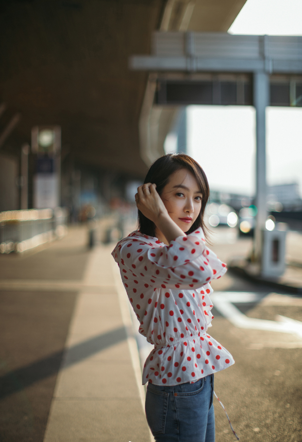 宋茜换新造型了一款波波头短发搭配上波点连衣裙减龄又时髦