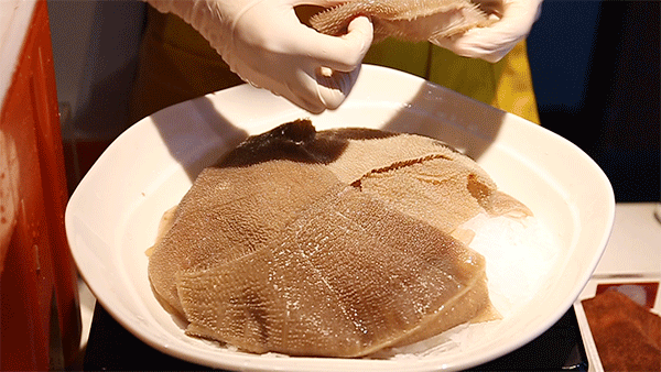 摆盘最早很多食客都是为了这款毛肚而来首先是这款经典毛肚巴奴一共