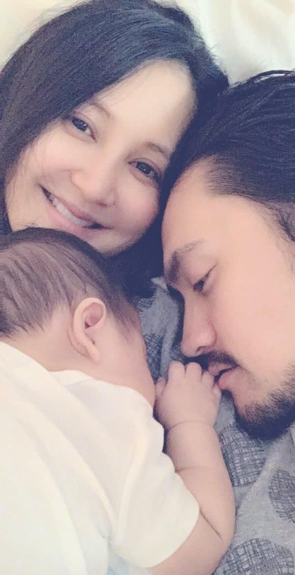 张歆艺晒一家三口合影与袁弘嘟嘴亲吻儿子