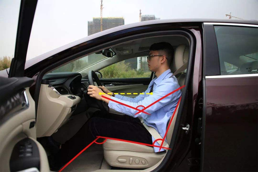 汽车专家详解驾驶坐姿,教你怎样的姿势开车,既舒服又安全?