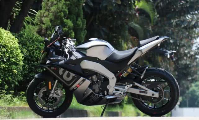 阿普利亚gpr150更新2019款,增加gp元素的银灰配色