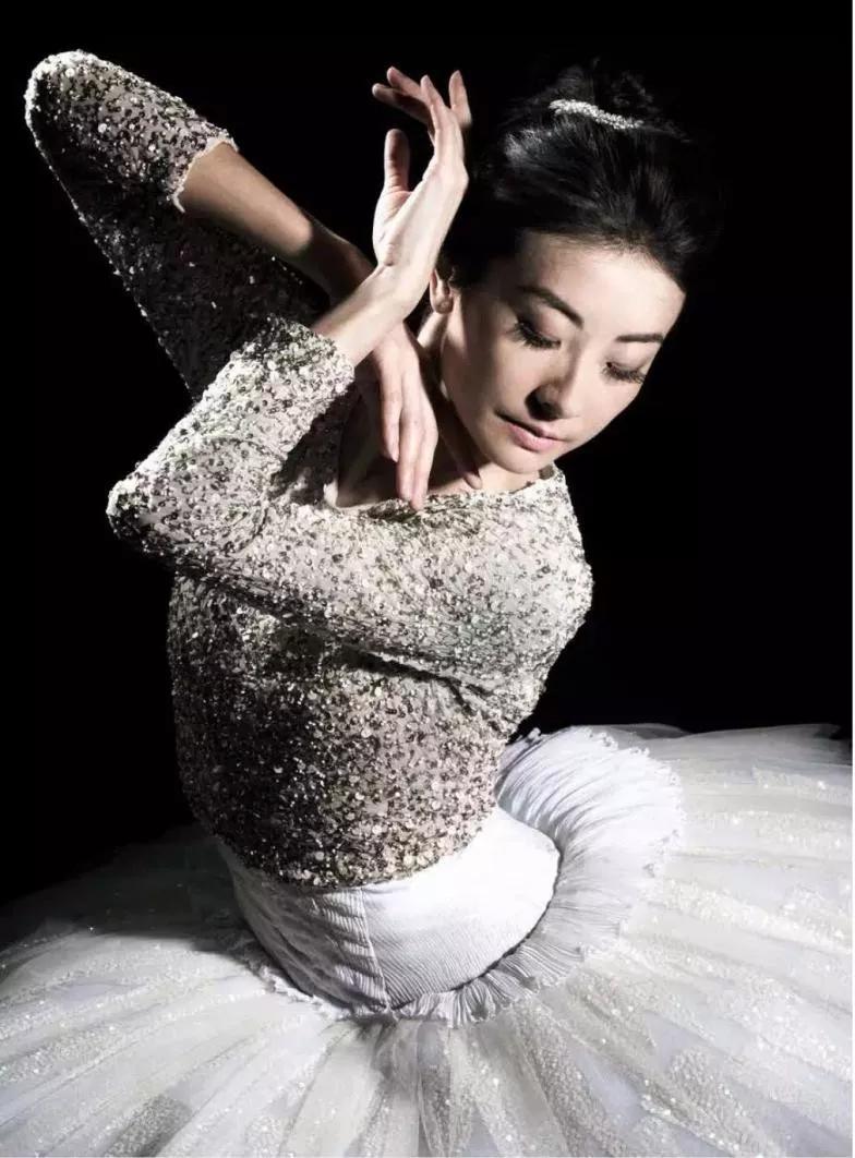 芭蕾皇后谭元元出席北京国际芭蕾舞暨编舞比赛再展艺术魅力