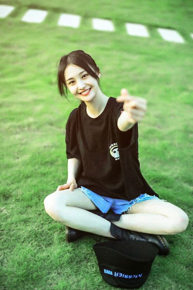 郑爽晒男友视角美照甜炸屏,甜美比心少女感十足