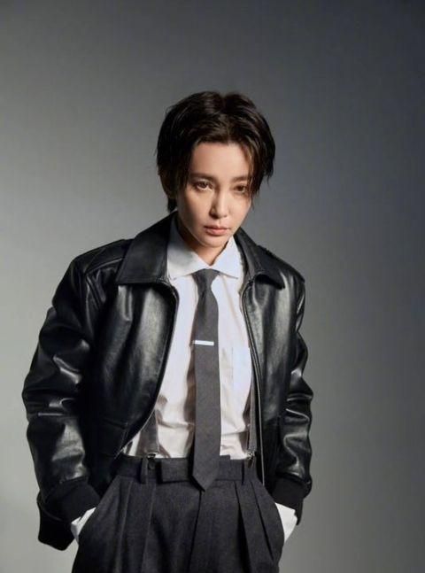 图片中李冰冰一头帅气的短发,黑色皮衣,白色西装等多套超a造型可谓是