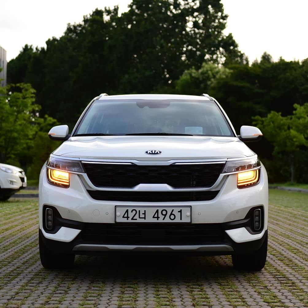 时尚的年轻化设计全新起亚seltos海外实车街拍