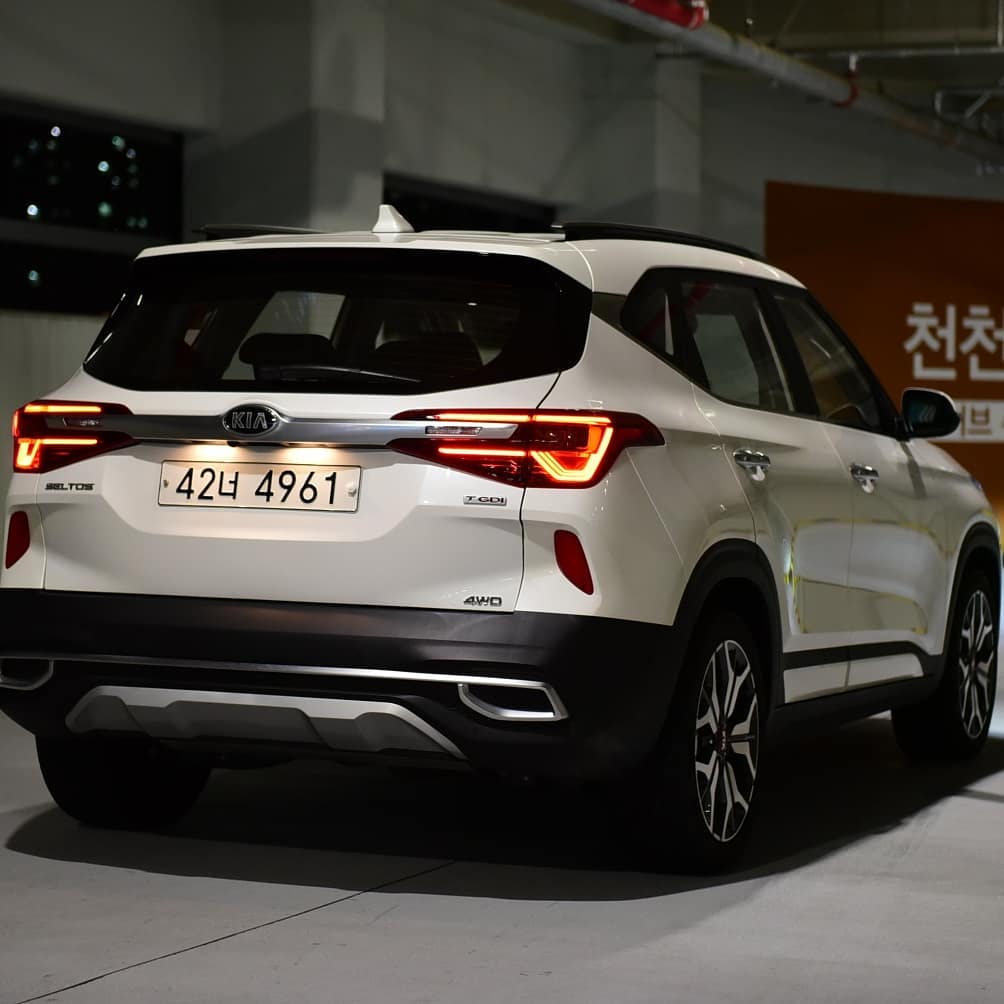 时尚的年轻化设计全新起亚seltos海外实车街拍