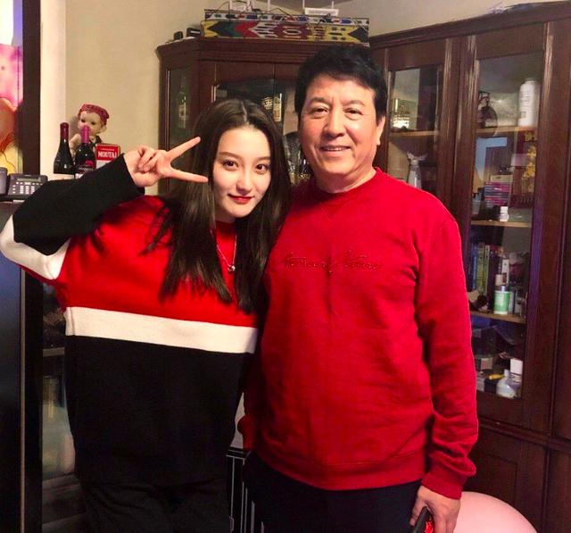 六小龄童娶了西游记中的她,女儿与关晓彤惊艳亮相,不出道可惜了