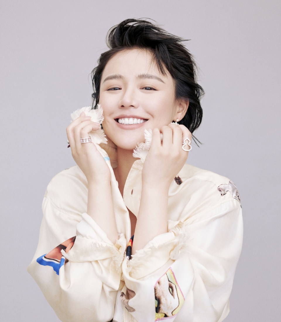 马思纯最容易长胖的女演员,牛仔背带裤搭配印花衬衫,活泼又可爱