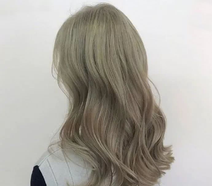 青木亚麻灰听起来很复杂,实际上就是带点灰调的绿色,黑发直接染可能不