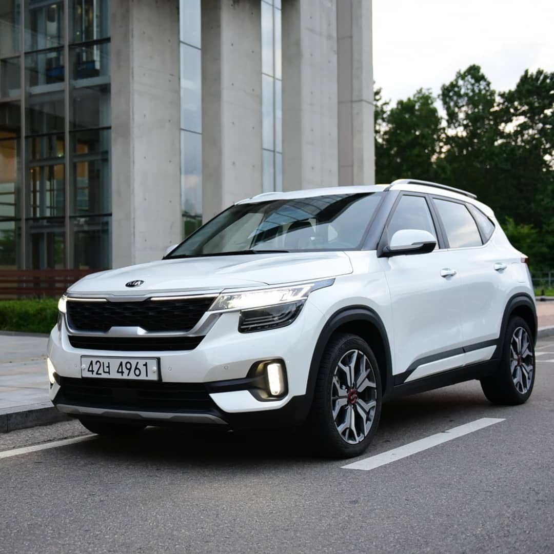 时尚的年轻化设计全新起亚seltos海外实车街拍