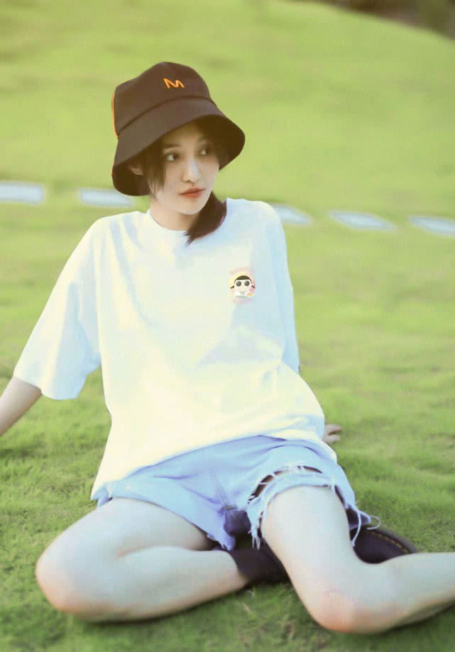 郑爽晒男友视角美照甜炸屏,甜美比心少女感十足