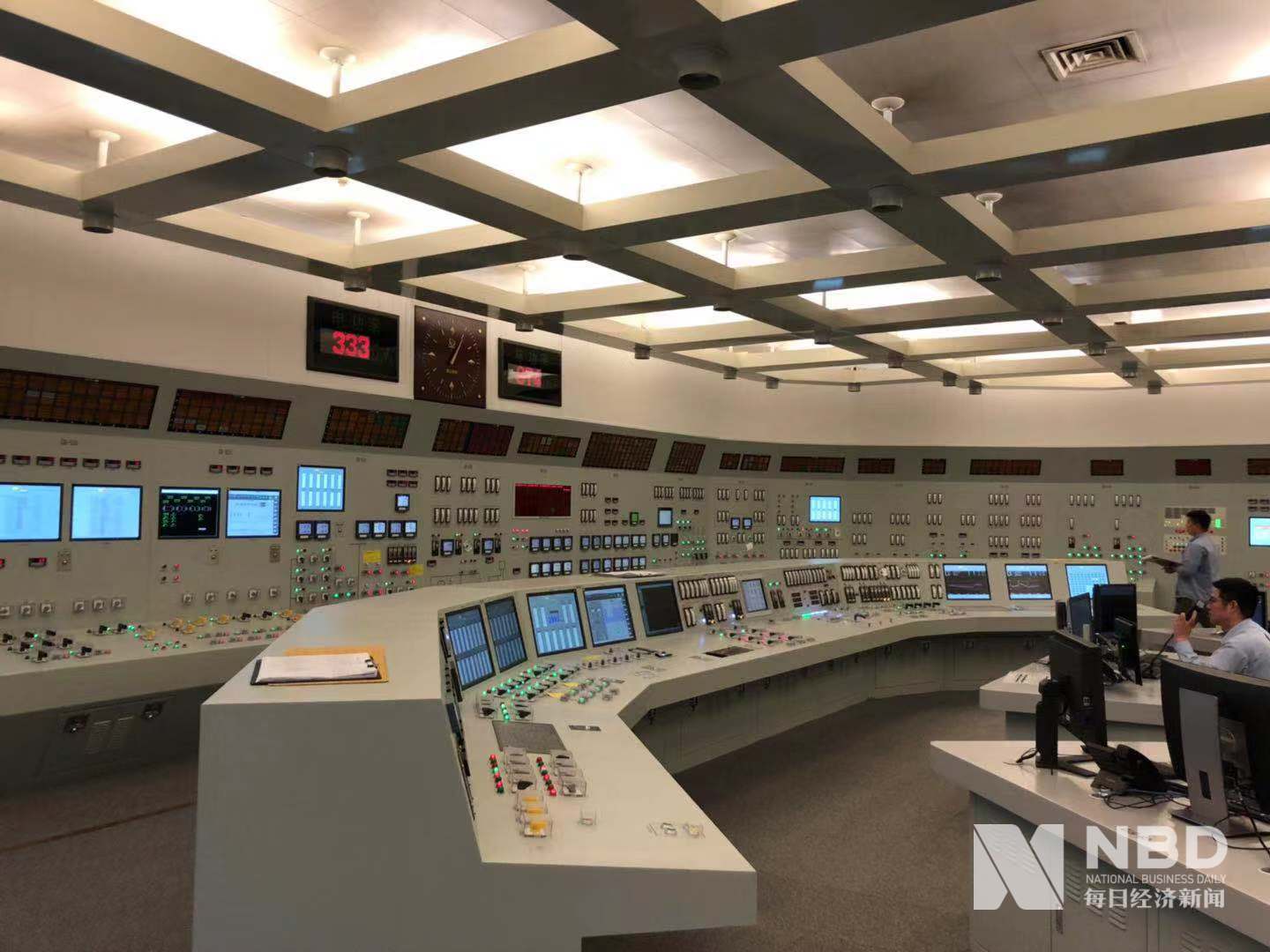 核电站门口,高悬着"安全——核电站的生命"的标语,显示出安全这一属性