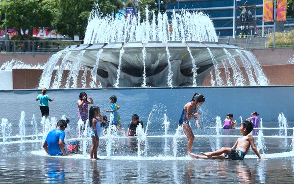人口调查局_美国人口调查局:女性的教育程度越高,收入待遇越不公平