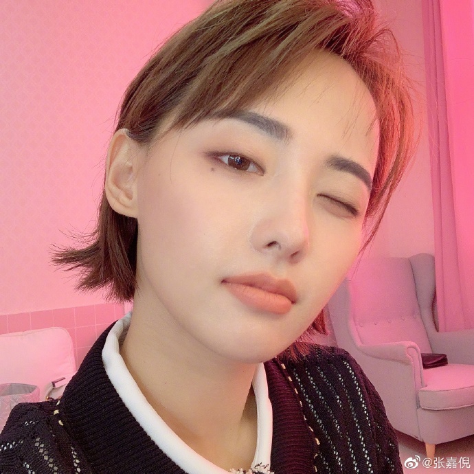 张嘉倪剪短发搭衬衫显御姐英气范儿对镜wink活泼俏皮
