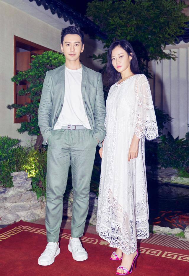 谭卓黄晓明同框拼气场,镂空连衣裙配冷艳高级脸,郎才女貌太般配