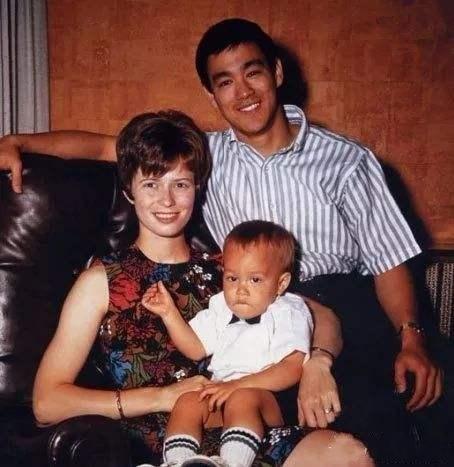 揭秘李小龙徒弟汤姆:其实是人渣,娶师母背后竟隐藏巨大阴谋?