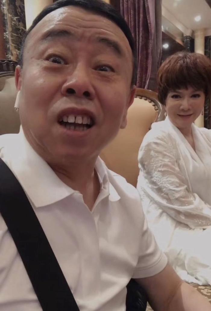 近日,潘长江在社交账号上分享了一段与老搭档蔡明的小视频,从视频截图