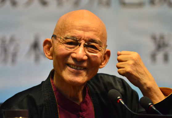 初代济公变网红86岁游本昌精神矍铄拍视频唱歌气势十足