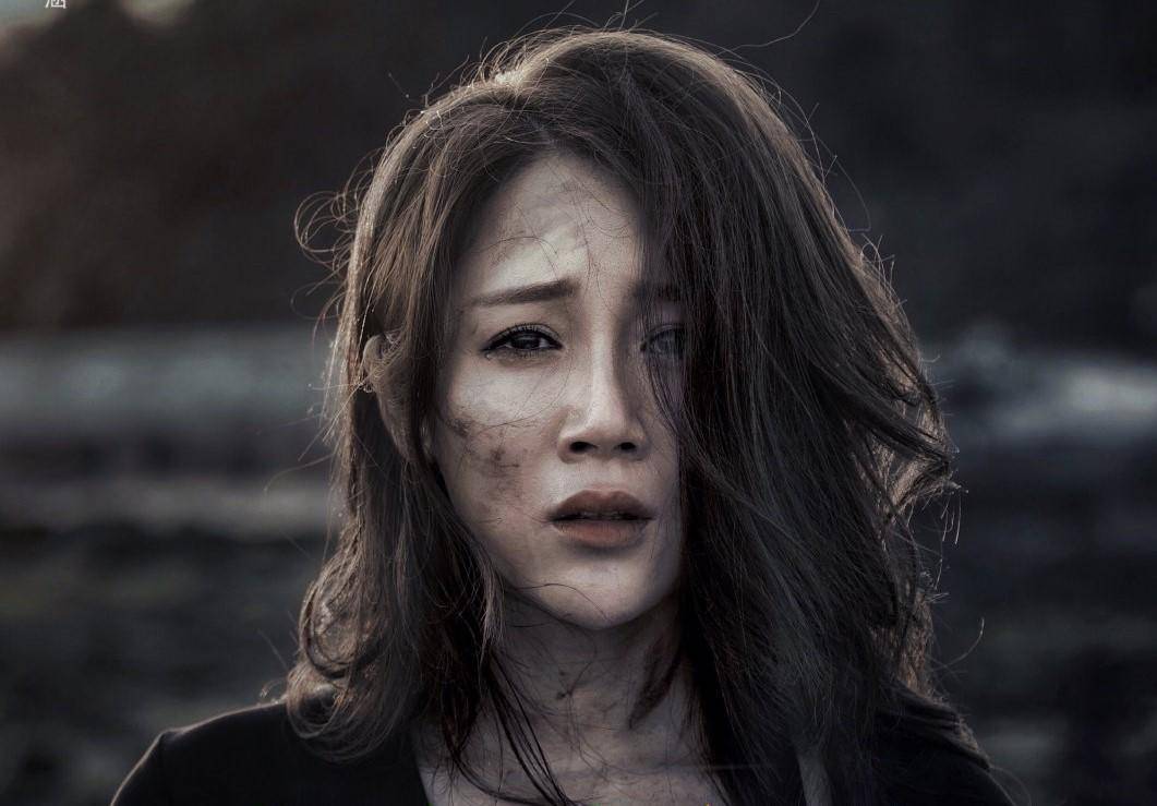 张芯宁在剧中饰演一个坚强敏感的年轻妈妈——莫俪,无论是在和刘奕君