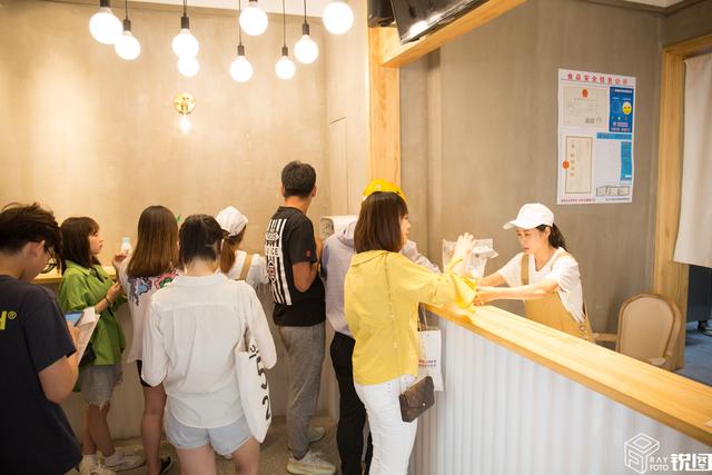 近百人排队买周杰伦最爱奶茶 店门口坐满代购和黄牛