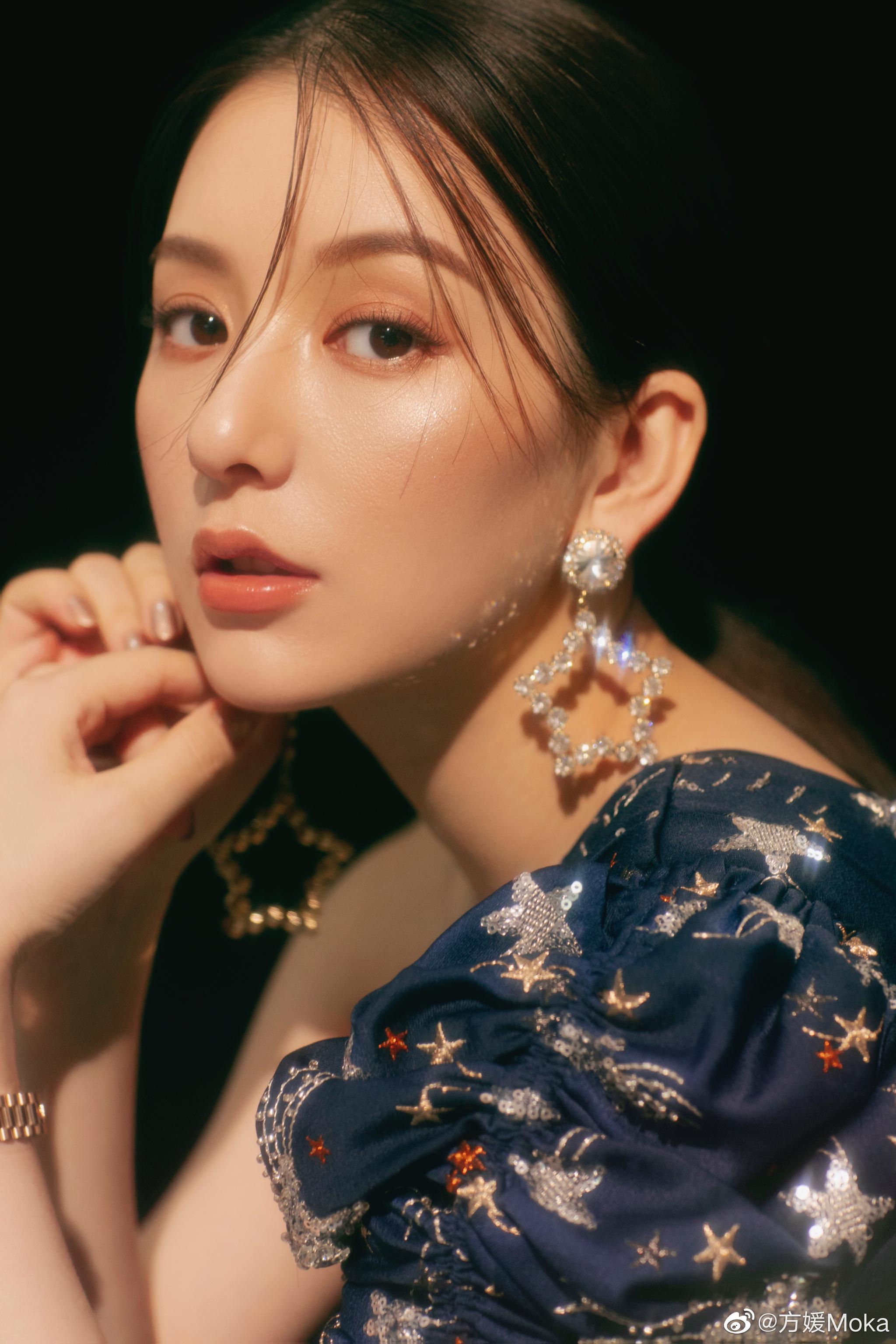 天王嫂方媛晒最新写真照,变身月光女神,钻石星星耳坠抢镜