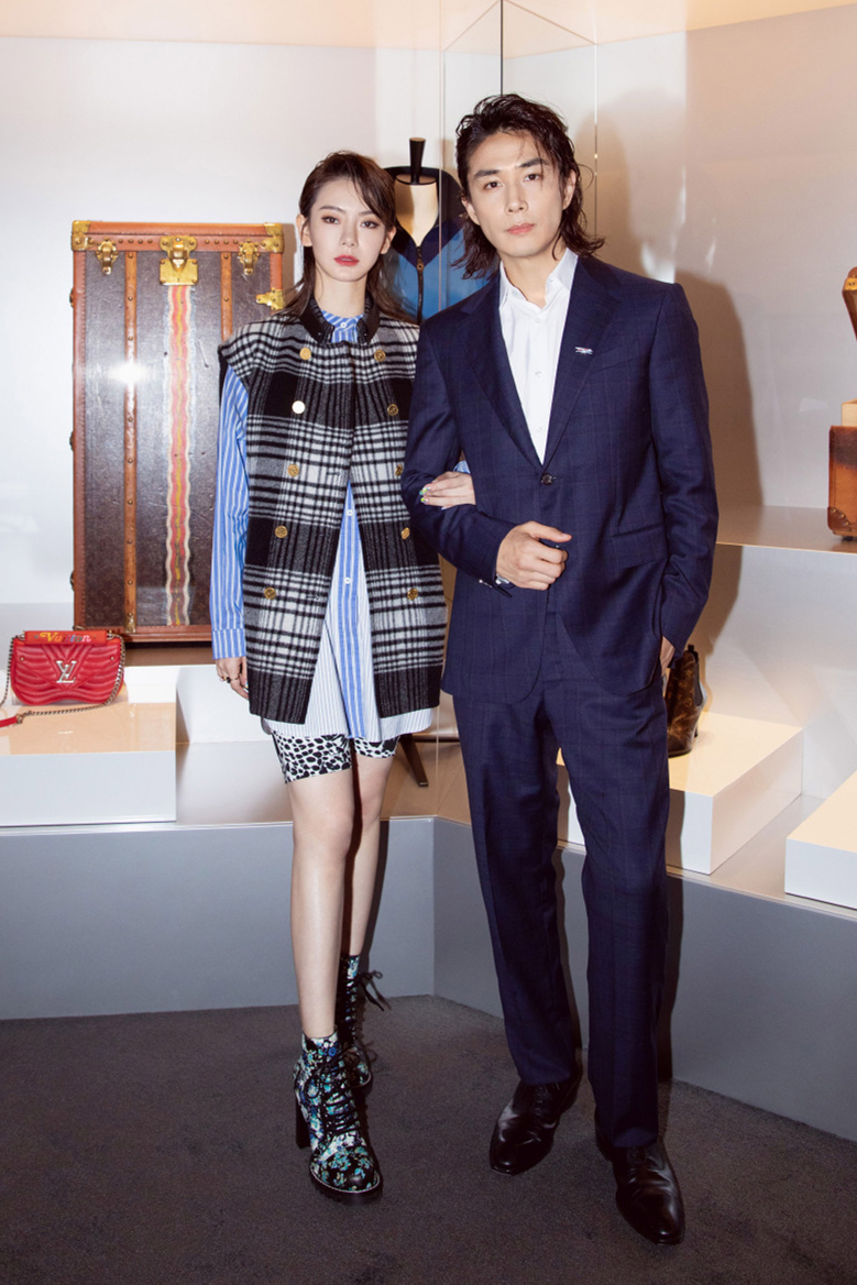戚薇穿豹纹短裤霸气外露,李承铉西装风度翩翩,高颜值夫妇配一脸