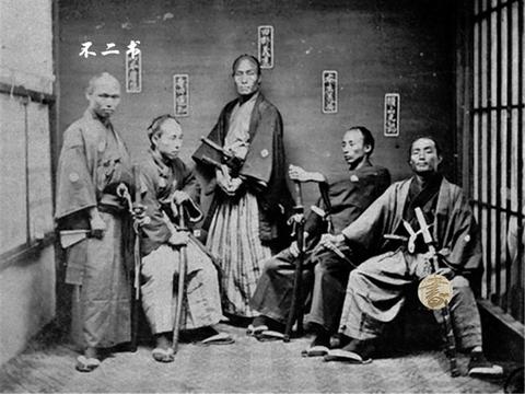 老照片：镜头下真实的日本武士，身材瘦弱但眼神带着杀气|江户_新浪新闻