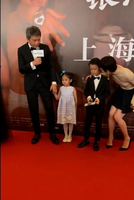 邓超孙俪一家四口走红毯等等小花首次公开亮相正面终于曝光