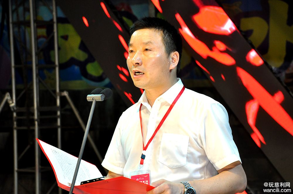 很快到了晚上8点,活动正式开始了.张家界万福温泉董事长张世民致辞.