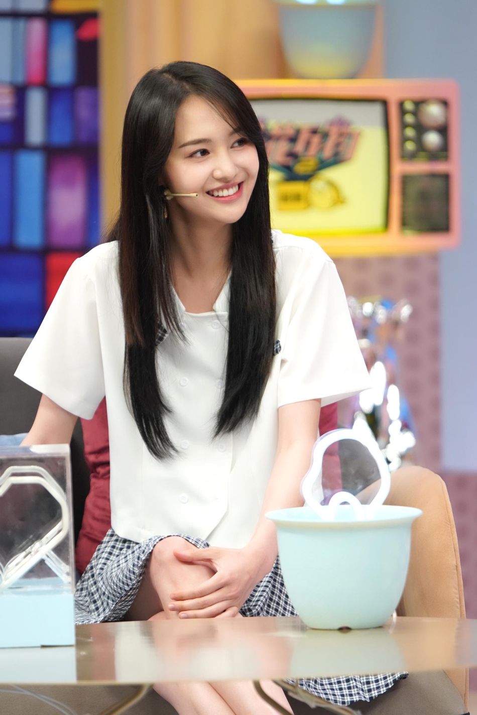 郑爽录制节目接回过肩长发,轻松美成小仙女