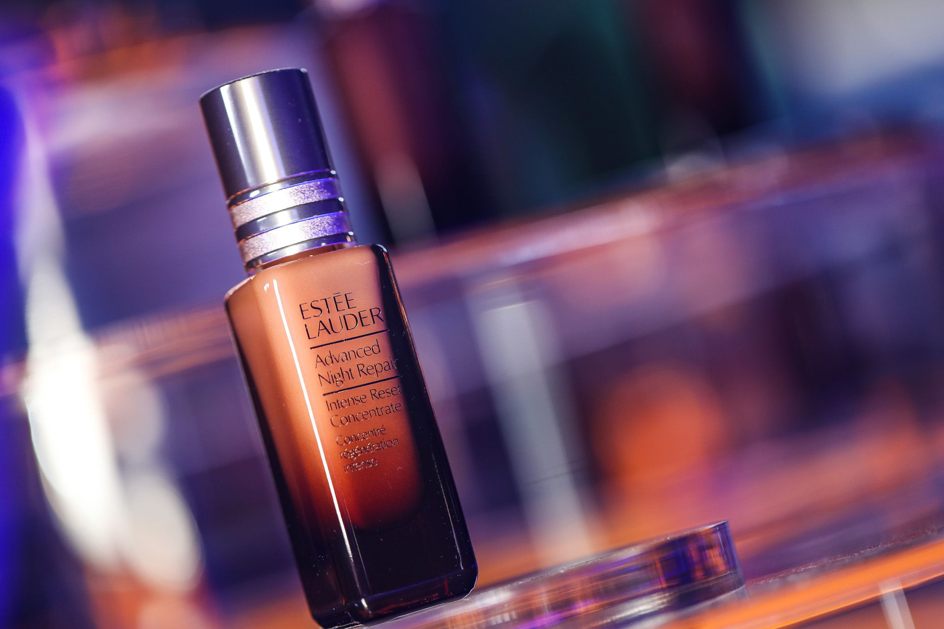 雅诗兰黛高能小棕瓶全新上市与天猫小黑盒联合发布《高能生活方式趋势